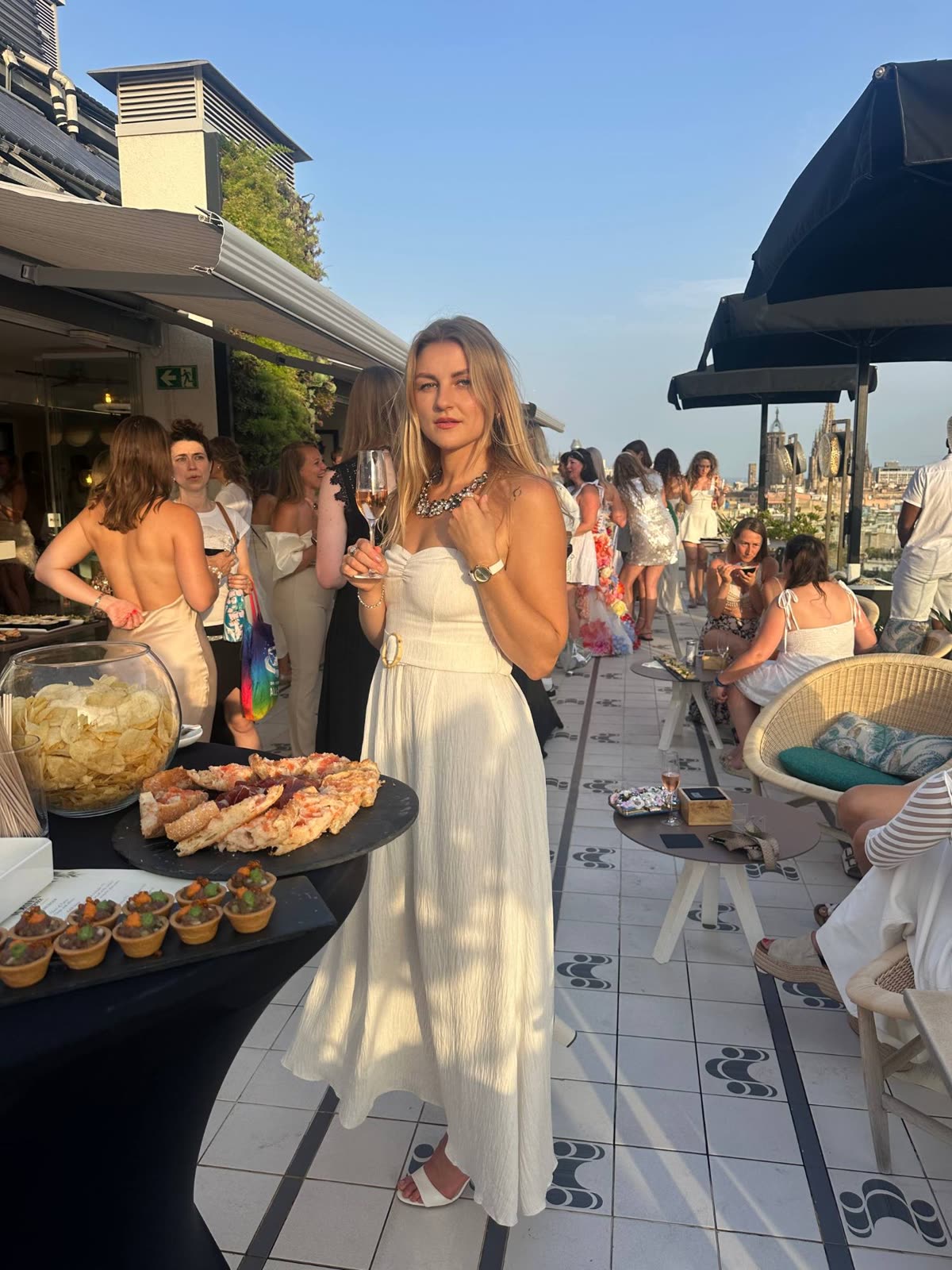 Iveta Liovinaitė baltoje suknelėje ant stogo terasos
